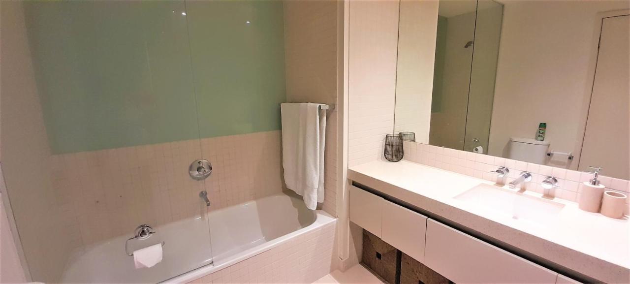 Beautiful Apartment 100Mts Near The Beach In Port Melbourne City Exterior foto